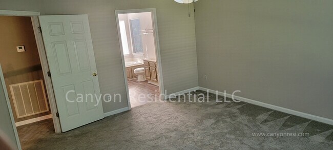 Building Photo - Beautiful 4b Room!Move in ready!