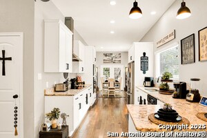 Building Photo - 1038 W Mistletoe Ave