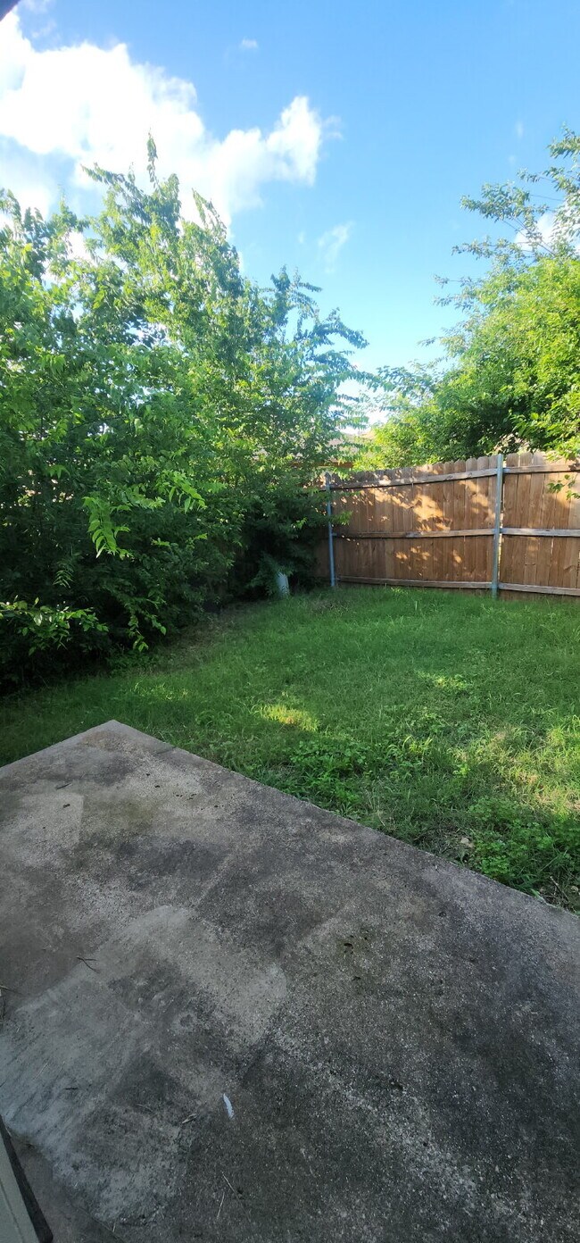 Building Photo - Charming 2 Bed/ 1 Bath Duplex with a Garag...