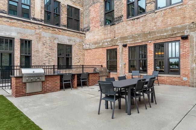 Building Photo - 2032 N Clybourn Ave