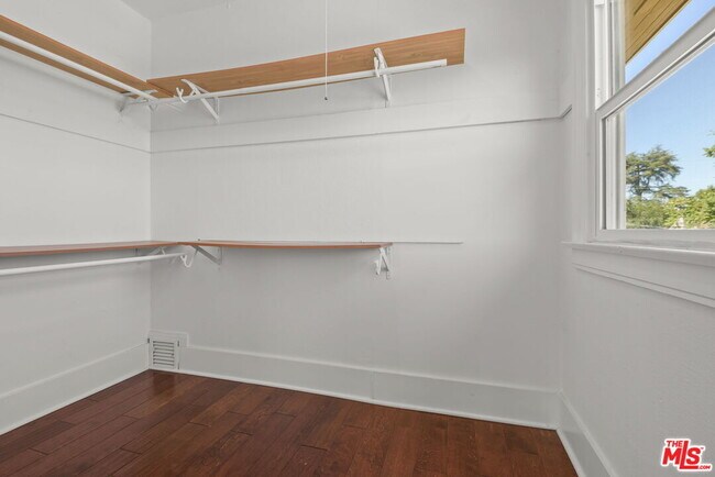 Building Photo - 975 Westchester Pl