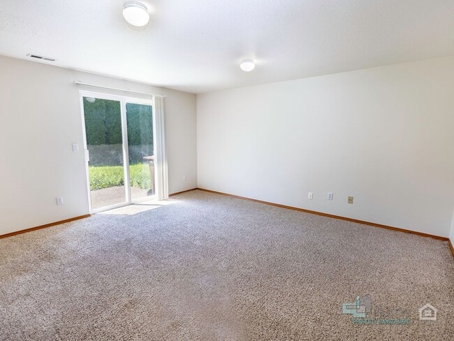Building Photo - Stunning 3 bedroom 2.5 bathroom Home