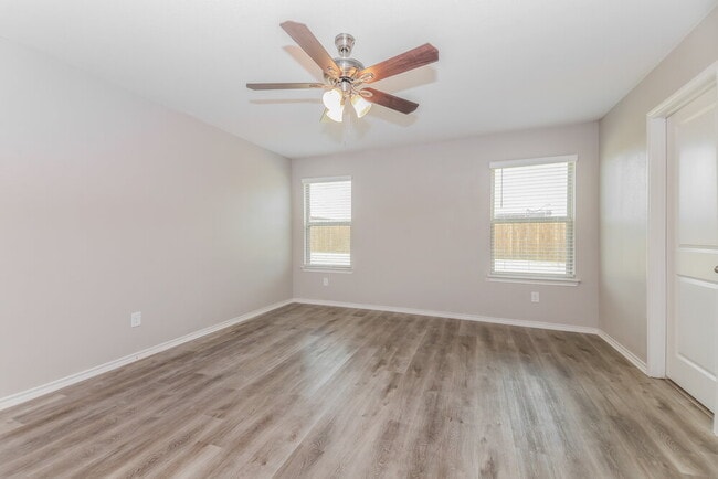 Building Photo - 2609 Hutchins Dr