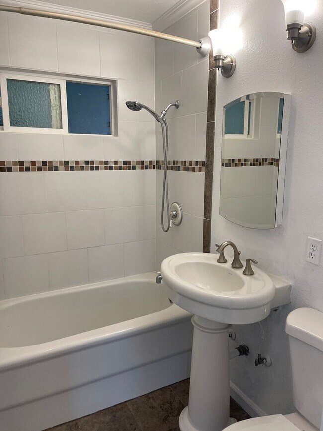 Building Photo - 3 Bed, 2 Bath House, New Kitchen plus 2 Bonus Rooms/Office in La Mesa!