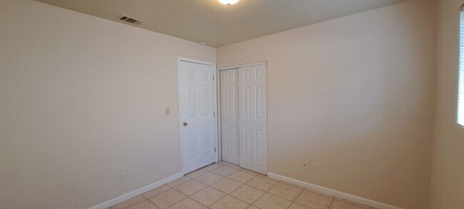 Building Photo - Wow this Charmer has 4 Bedrooms with 2 Primary Bedrooms w/Full Bathrooms