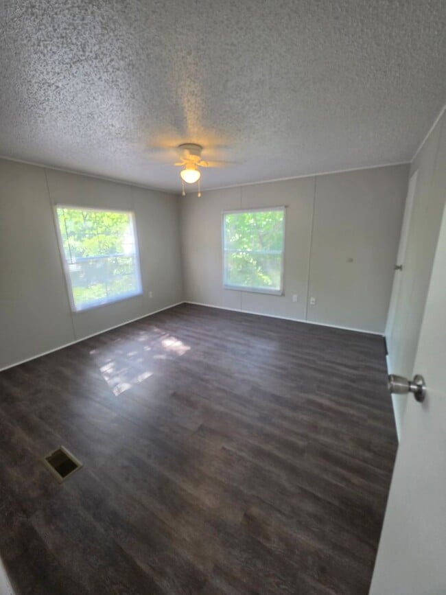 Building Photo - 3 bedrooms 2 baths