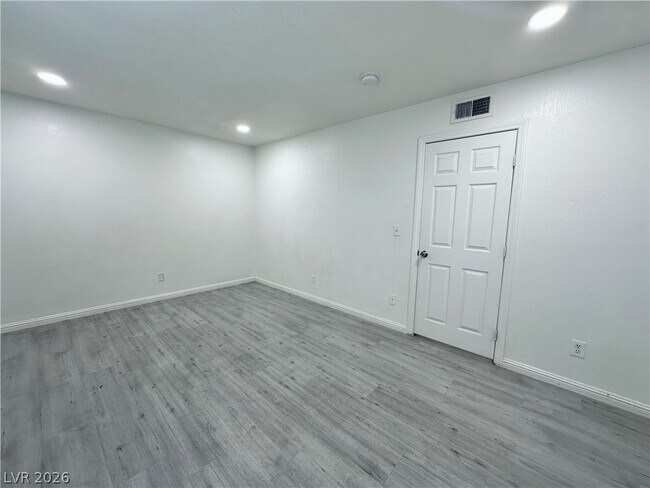 Building Photo - 4225 Stewart Ave