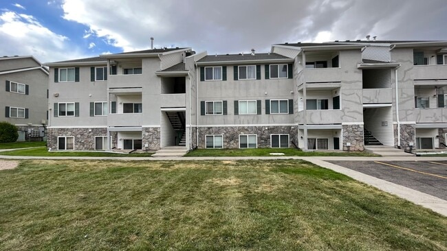 Building Photo - 3 Bedroom/2 Bathroom Condo in Magna