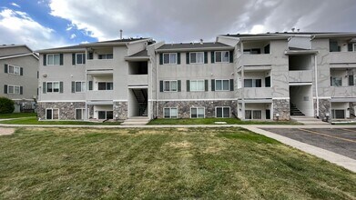 Building Photo - 3 Bedroom/2 Bathroom Condo in Magna