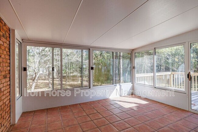 Building Photo - 1060 Windbrooke Ct