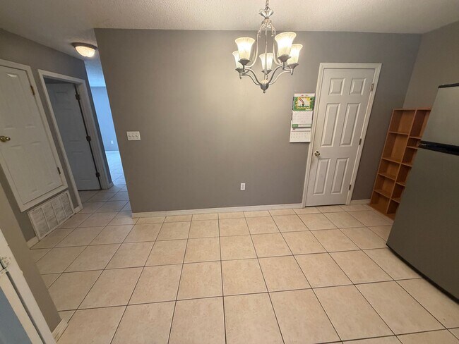 Building Photo - Updated Duplex In the heart of Niceville!