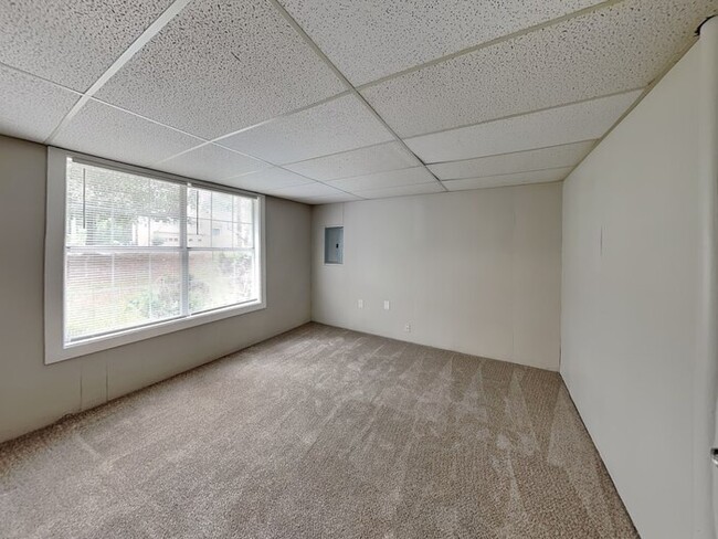 Building Photo - Move-In Ready Home with Bonus Rooms and La...