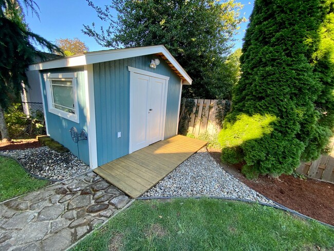 Building Photo - Wonderful Portland Bungalow in SE Portland...