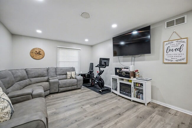 Building Photo - 2208 Root St