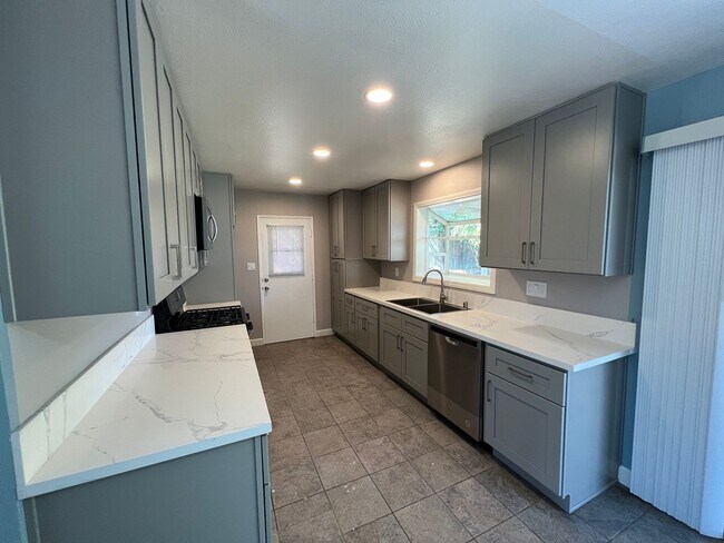 Building Photo - Lovely Ventura Single Story Home for RENT!