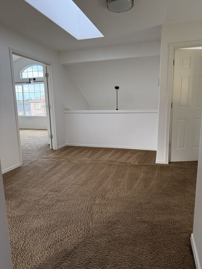 Building Photo - Spacious 3 Bed/2.5 Bath Federal Way Home.