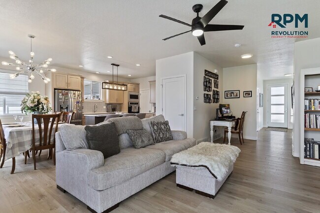 Building Photo - "Charming West Haven Retreat: Spacious 3-B...