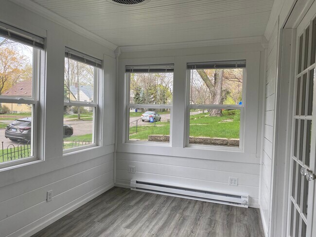 Building Photo - 37 Wyoming St E