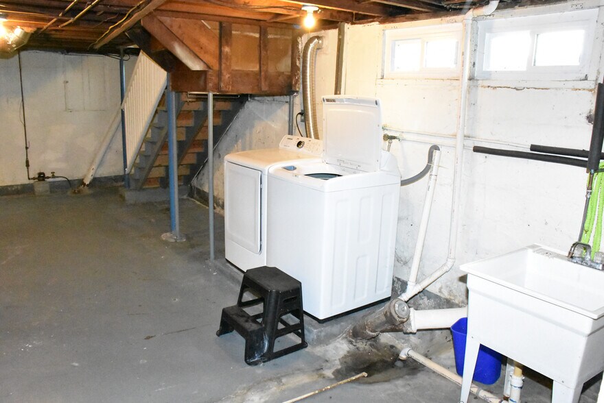 Building Photo - 351 Ravine St