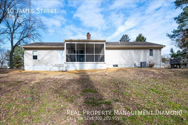 Building Photo - 10 James Dr