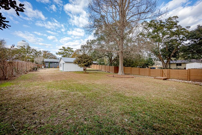 Building Photo - 3 Bedroom 2 Bath Downtown Ocean Springs