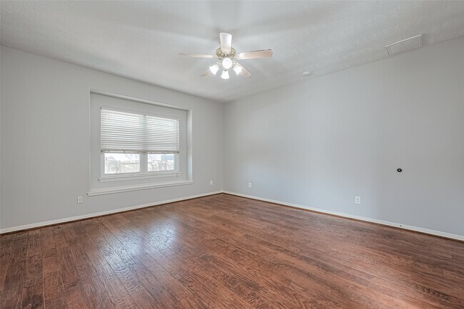 Building Photo - 2202 Highland Crossing Dr