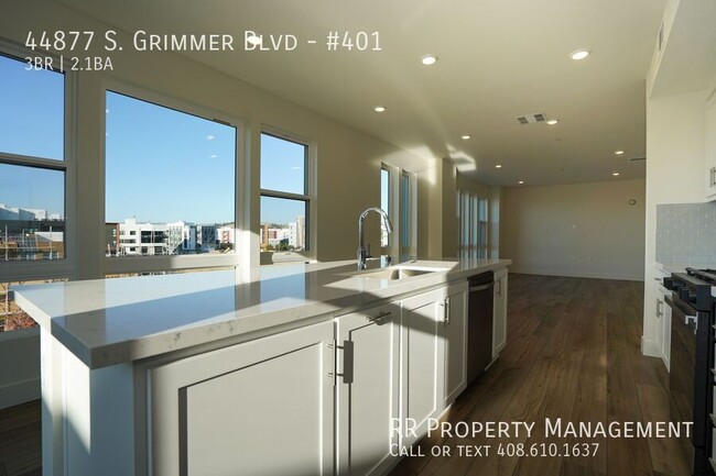 Building Photo - Brand New Top Floor Condo in Excellent Fre...