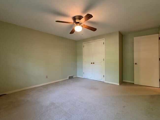 Building Photo - Rare lease opportunity in Leawood + Spacio...