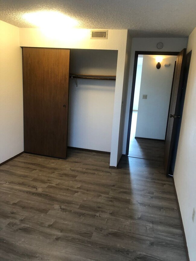 Building Photo - 2 Bed/1 Bath, 1000 SqFt, Utilities Pd, Fir...