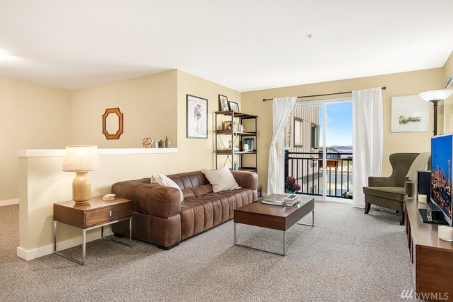 Building Photo - 108 5th Ave S