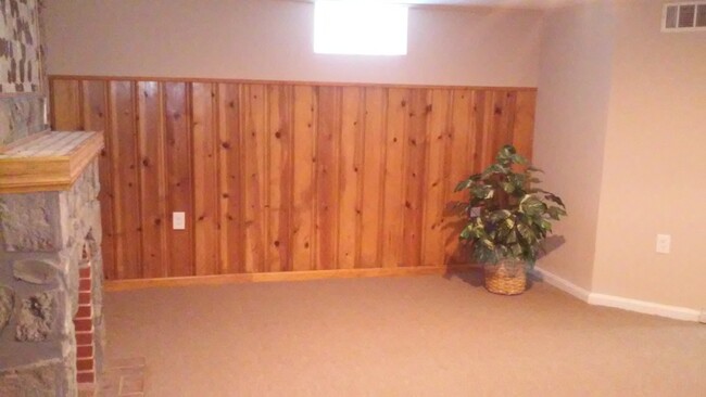 Building Photo - $1,950 / 3br - 1600ft2 - Recently Renovate...