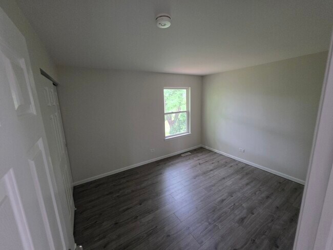 Building Photo - 740 Village Cir