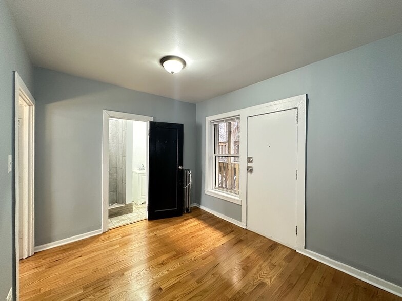 Building Photo - 5679 N Ridge Ave