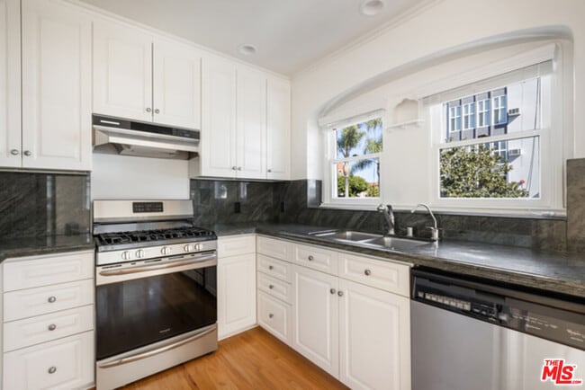 Building Photo - 8664 W Olympic Blvd