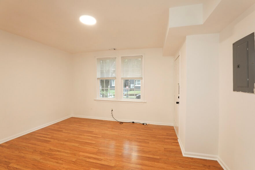 Building Photo - 1305 Orren St NE