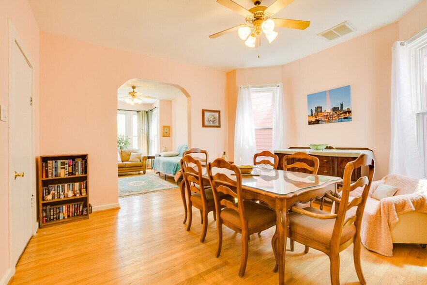 Building Photo - 1810 N Albany Ave