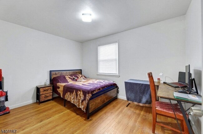 Building Photo - 188 Luddington Ave