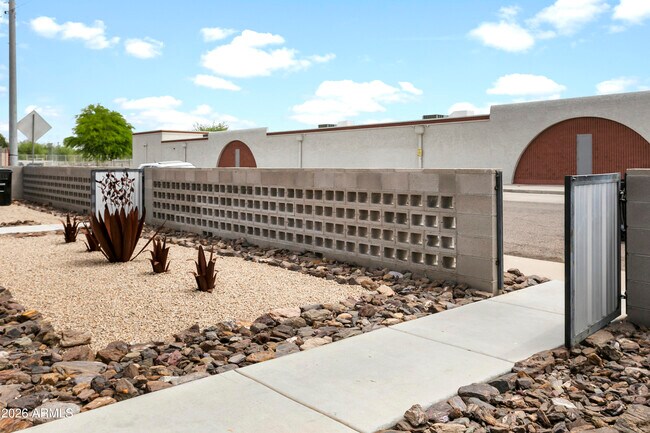 Building Photo - 1646 E McKinley St