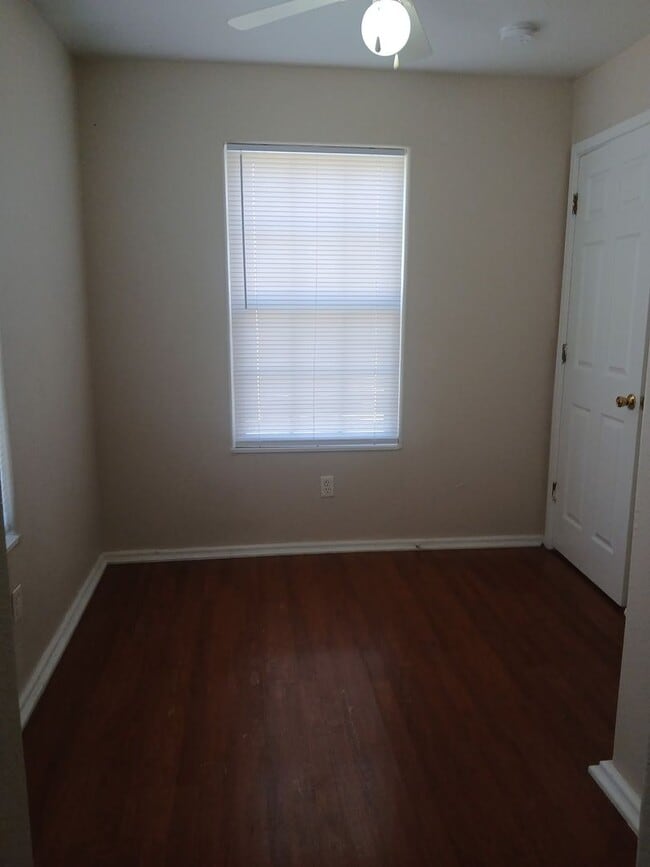 Building Photo - Cozy ~  2-bedroom, 1-bathroom house