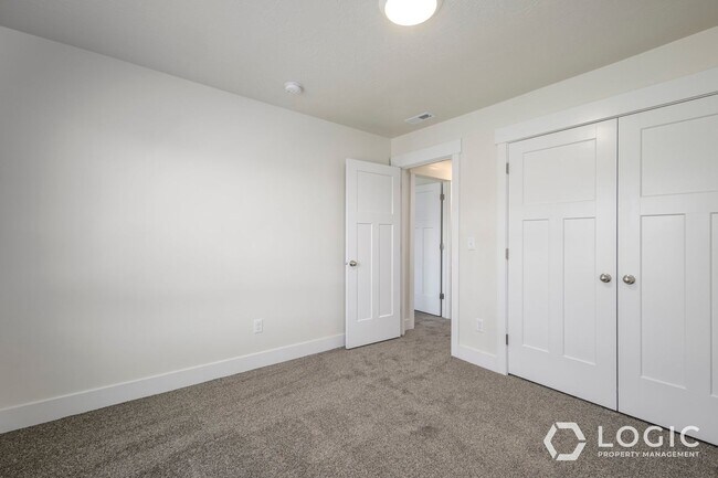Building Photo - Beautiful New Townhome!