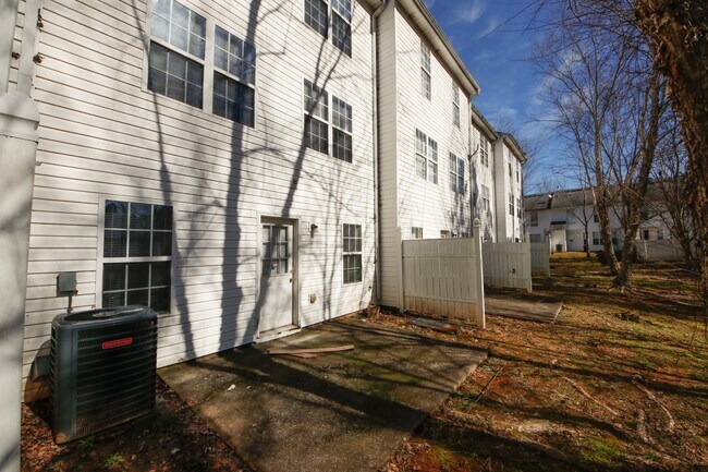 Building Photo - 5689 Strathmoor Manor Cir