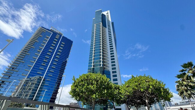 Building Photo - 2 BED/2 BATH FURNISHED UNIT AT HIGHLY DESI...