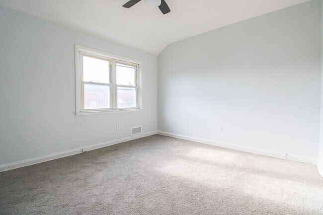 Building Photo - 1096 Cameron Rd