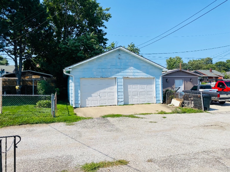 Building Photo - 2632 E 9th St