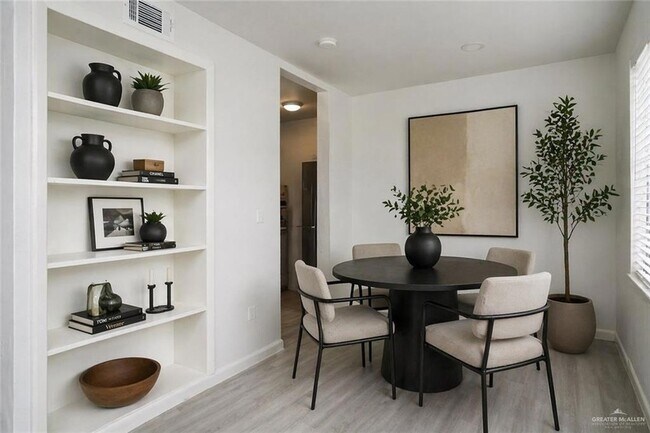 Building Photo - 1107 Shasta Ave W