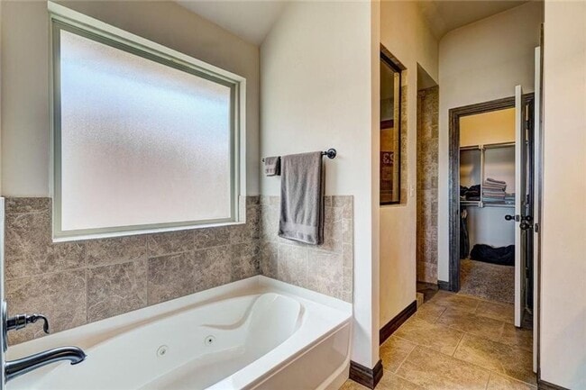 Building Photo - St James Park Home in Norman - Community Pool!  Available in April!