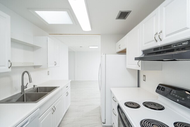 Building Photo - 494 Romano St