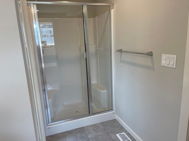 Building Photo - Stylish & Comfortable Living with Fireplace, Island Kitchen, and Private Suite, parks and playgro...