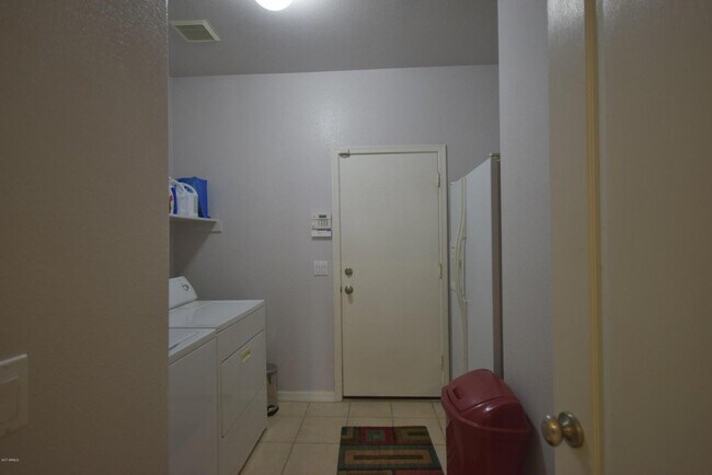 Building Photo - 483 W Carob Dr