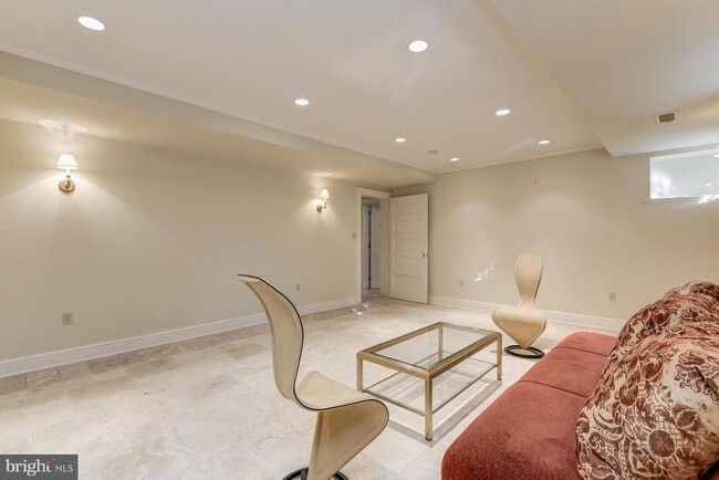 Building Photo - 2425 California St NW